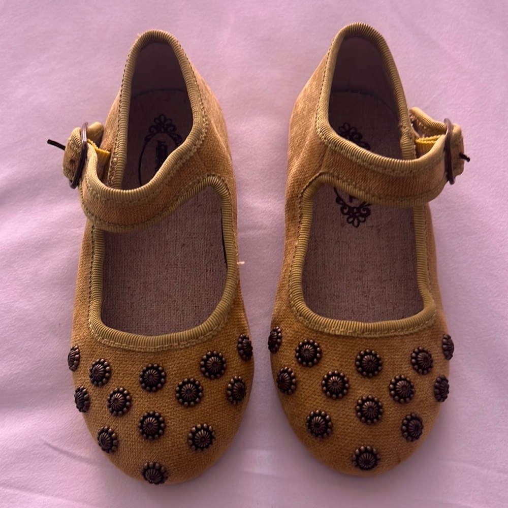 New Joyfolie size 8 from sample sale - mustard/goldish color